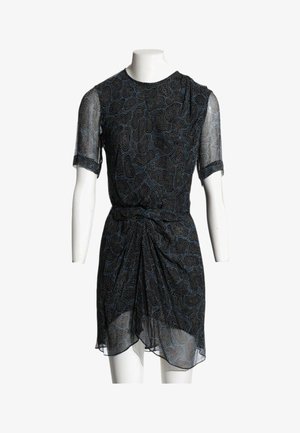 Robe courte noire semi-transparente avec motif abstrait à pois, manches courtes, encolure ronde et détail de nœud froncé à la taille.