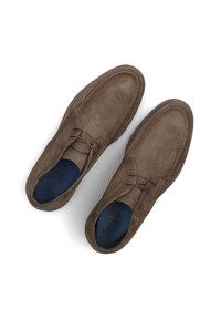 Bruine suède schoenen met een gladde textuur, afgeronde neus, ontwerp met twee veteroogjes en een donkerblauwe binnenzool.