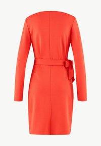 Rotes Kleid mit langen Ärmeln, taillierter Passform und einem rückseitigen Bindegürtel. Das Material ist glatt mit einem leichten Stretch und ohne sichtbare Muster.