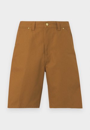 Hnědé šortky do kolen s poutky na pásek, předními kapsami a zapínáním na knoflíky v pase na bílém pozadí.