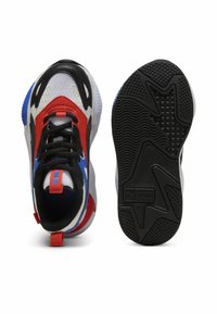 Sportowe trampki w kolorach czerwonym, czarnym i białym z niebieskim akcentem. Materiały siateczkowe i syntetyczne, zaokrąglony nosek, teksturowana podeszwa z detalami wzoru.