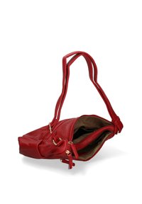 Borsa a tracolla in pelle rossa con doppi manici, esterno texturizzato, apertura superiore con zip e foderatura interna marrone. Presenta dettagli in hardware dorato.
