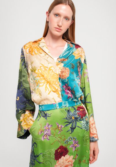 Set di blusa e gonna con motivo floreale in misto seta, caratterizzato da colori vivaci come verde, teal, giallo e viola, con bottoni e una vestibilità comoda.