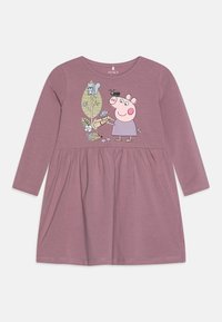 Ilga rankovė, levandų spalvos suknelė, kurioje pavaizduota animacinio paršelio, laistantis augalus, grafika, supanti lapai ir gyvūnai. Minkšta medžiaga.