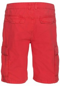 Shorts cargo rouges en tissu léger, dotés de deux poches arrière et de poches latérales pour le rangement. Design simple avec une texture lisse.