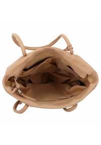 Bolso de piel marrón con dos asas superiores, interior abierto que cuenta con dos compartimentos, un bolsillo con cremallera y un forro de tela suave.