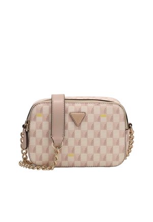 Rektangulær pink og creme ternet crossbodytaske med gyldent kæderekke og en forside lædernapp med trekantet logodetalje.