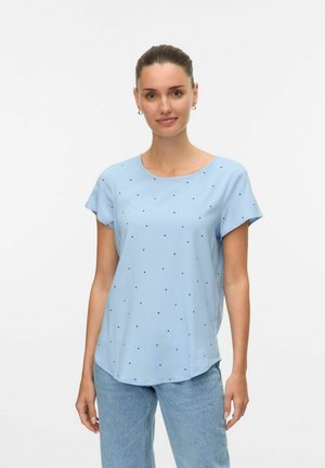 Lichtblauw T-shirt met korte mouwen en ronde halslijn, met een subtiel hartpatroon in donkerder blauw. Zachte stof met een ontspannen pasvorm.