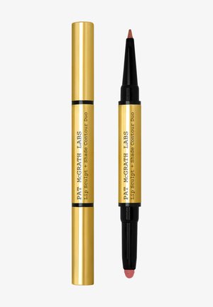 Doppelspitziges Gold-Lippenkontur-Duo mit einziehbarer Lippenmodellierspitze und abgerundetem Farbapplikator, beschriftet mit "PAT MCGRATH LABS Lip Sculpt + Shade Contour Duo."