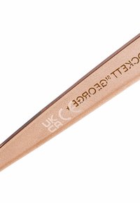 Roosa kuldsete pintsettide nelja matt viimistlusega. Omab teravat otsa täpsuse saavutamiseks ja graveeritud brändingut. Kerge ja õhuke disain.