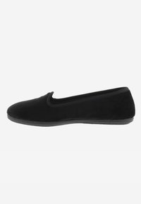 Shoe slip-on in pelle scamosciata nera con una texture liscia, punta arrotondata e bordino elastico attorno all'apertura; suola piatta in gomma per una migliore aderenza.