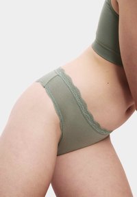 Groene katoenen onderbroek met een gekartelde kanten rand langs de tailleband, met een gladde textuur en een snug fit.