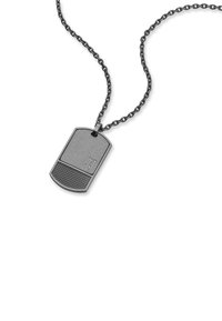 Collana con medaglione in metallo caratterizzata da una sezione inferiore testurizzata, di colore grigio scuro, attaccata a una catena attorcigliata, con un anello centrale di attacco.