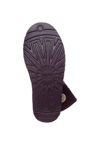 Suela de sandalia tipo slide UGG, de goma texturizada en púrpura oscuro con un patrón de rayos de sol; presenta el logotipo de la marca grabado en el centro.