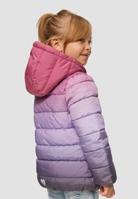 Kurtka ocieplana z kapturem, w odcieniach różu przechodzących w fiolet, pikowana, z małym logo serduszka na dolnym brzegu.