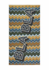Tapis rectangulaire coloré avec un motif en zigzag bleu, vert, orange et marron. Présente des lettres en relief et en gras formant le mot "JOUER".