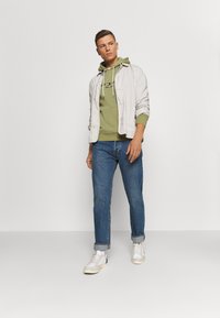 Tommy Hilfiger LOGO HOODY - Džemperis su gobtuvu - faded olive