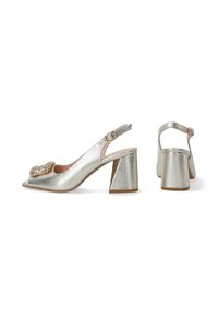 Metallic silberne Slingback-Absätze mit Peep-Toe, Blockabsatz und verziertem Blumendetail an der Vorderseite. Glatte Textur und minimalistisches Design.