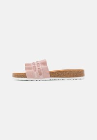 Rosa Wildleder-Sandale mit zwei breiten Riemen, Kork-Zwischensohle und weißer Gummi-Außensohle mit Zickzackprofil.