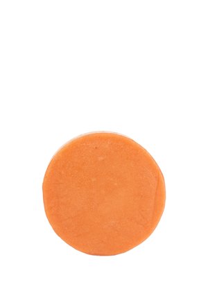 Sapone arancione rotondo con una texture liscia e una leggera lucentezza. Colore uniforme, senza pattern o accenti visibili. Forma pulita e solida.