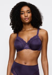 Violetti rintaliivit, joissa on pitsikoristelu kupissa ja olkaimissa, sileä kangaspinta ja kaarituelliset.