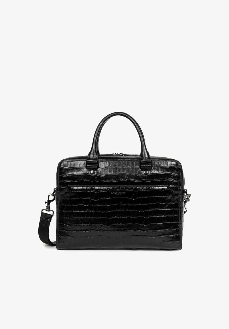 Serviette en cuir noir à texture crocodile, doubles poignées, poche avant zippée et bandoulière amovible.