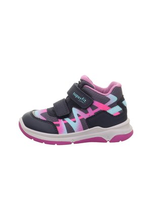 Kindersneaker in Marineblau mit geometrischen Mustern in Pink, Blau und Weiß, doppelten Klettverschlüssen und einem gepolsterten Innenfutter in Pink.