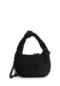Zwarte gevlochten handtas met een knoopvormige schouderband. Heeft een textuur op het oppervlak en een eenvoudig, rond ontwerp. Inclusief een afneembare strap.