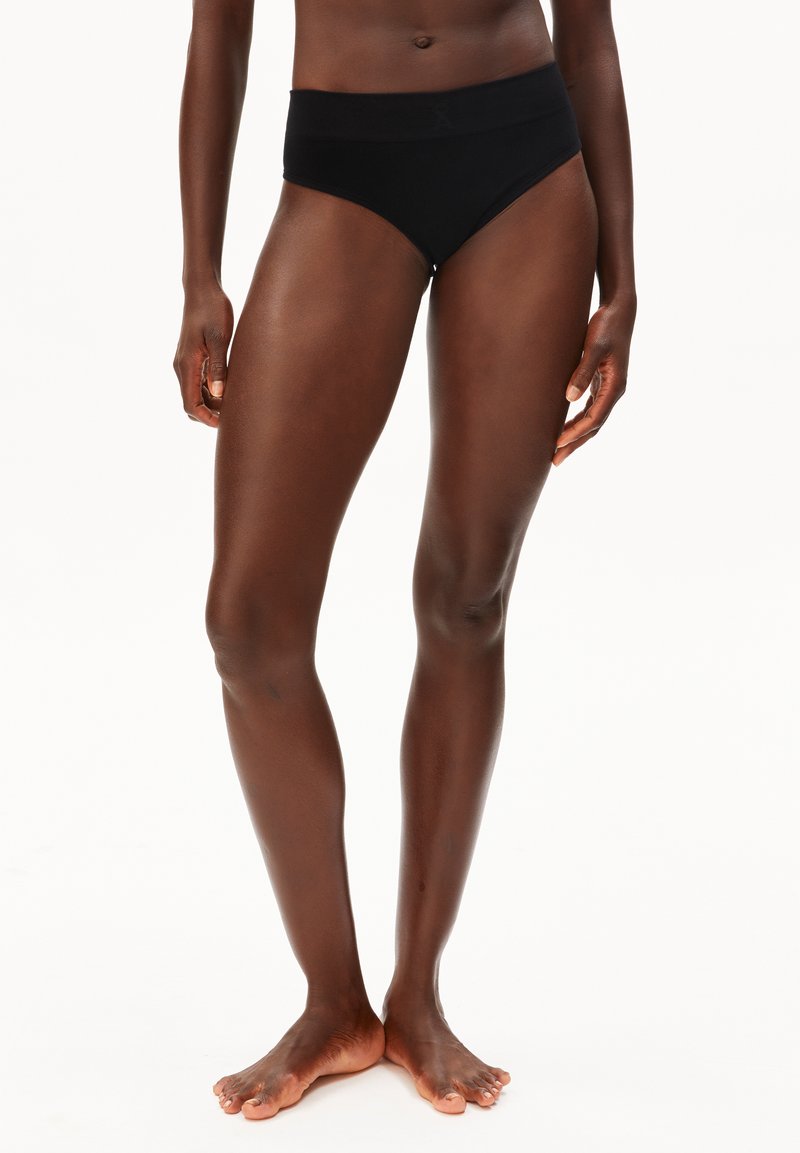Zwarte, hooggesneden slip gemaakt van zachte stof, met een naadloos ontwerp en elastische tailleband voor comfort en pasvorm.