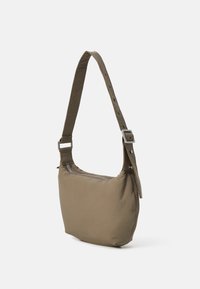 Geantă de umăr din nailon maro cu o formă curbată, curea ajustabilă și un detaliu cu deschidere cu fermoar. Material texturat, design minimalist.