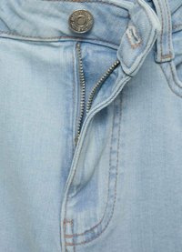 Jeans de mezclilla azul claro con cremallera y dientes de metal, cierre de botón en la cintura y costuras visibles a lo largo de los bordes.