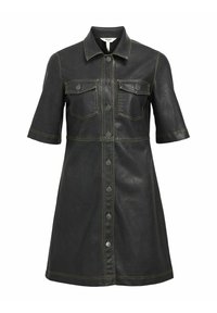 Robe en faux cuir noir avec des manches courtes, deux poches poitrine et des coutures jaunes. Elle possède un devant à boutons et une taille ajustée.