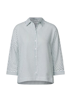 Camisa de botones en azul claro con rayas verticales, mangas 3/4, un cuello clásico y un corte relajado. Tela texturizada con detalles sutiles.