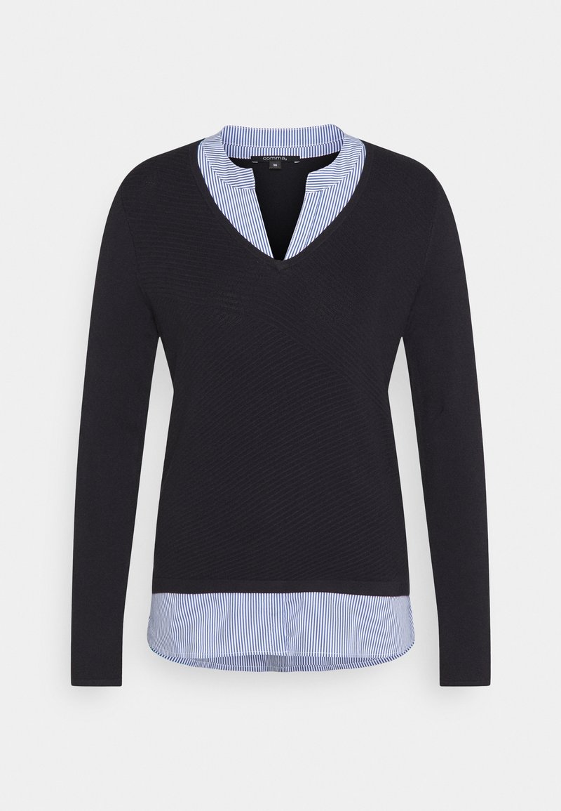 Maglione nero a maglia con scollatura a V e maniche lunghe, caratterizzato da un orlo a camicia a righe blu e bianche che sbuca dal fondo.