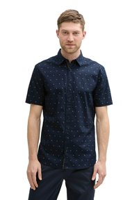 Korte mouwen, marineblauw shirt met een subtiel geometrisch patroon, button-down kraag en knopen aan de voorkant; gemaakt van lichtgewicht stof.