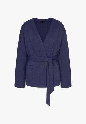 Granatowy, strukturalny kardigan z jednolitym krojem, długimi rękawami, paskiem w talii oraz dwiema przednimi kieszeniami.