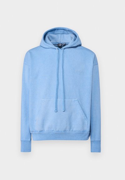 Felpa con cappuccio azzurro chiaro realizzata in tessuto morbido, caratterizzata da una tasca frontale, cappuccio con cordino e polsini a costine con un discreto dettaglio del logo.