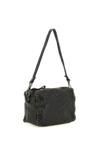 Borsa a mano in pelle nera con forma rettangolare, chiusura con zip e borchie decorative in bronzo lungo i bordi. Caratterizzata da un'unica tracolla.