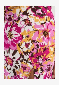 Vybrané, floral fuschia