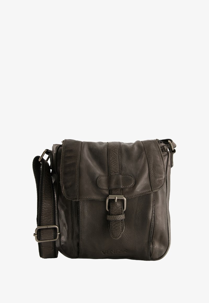 Hnědá kožená crossbody taška s klopou, ozdobnou sponou a nastavitelným popruhem. Vyznačuje se hladkou texturou a jemnými švy.