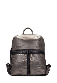 Mochila gris acolchada con acabado brillante, presenta dos cremalleras frontales, un asa texturizada y una correa para el hombro con patrón.