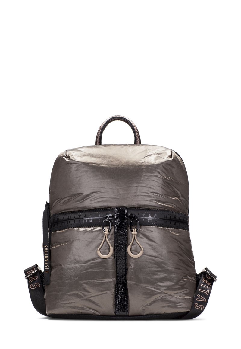 Mochila gris acolchada con acabado brillante, presenta dos cremalleras frontales, un asa texturizada y una correa para el hombro con patrón.