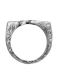 Silverring med en organisk, texturerad yta och abstrakta mönster samt fyrkantig profil. Designen verkar vara handgjord och unik.