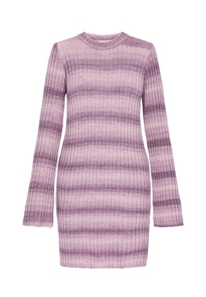 Ráncos kötött ruha puha levendulaszínben, vízszintes sötétebb lila csíkokkal. Jellemzője a kerek nyakkivágás és a hosszú, bővülő ujjak.