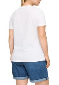 Witte, korte mouwen t-shirt met een ronde halslijn, gecombineerd met denim shorts met een opgerolde zoom en een casual pasvorm.