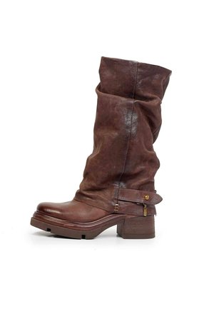 Botte en cuir marron mi-mollet avec tige souple, talon bas et épais, et sangle avec petite boucle dorée près de la cheville.