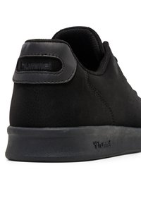 Baskets en suede noir avec une finition texturée, dotées d'une semelle en caoutchouc, de détails perforés et d'un onglet de talon noir avec logo.