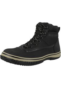 Zwarte enkelboot met een combinatie van glad leer en textiel, voorzien van witte veters en een rubberen zool met een lichtgrijze accentenlijn.