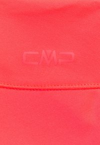 Czerwony materiał z przeszyciem i wytłoczonym logo CMP umieszczonym centralnie nad szwem.