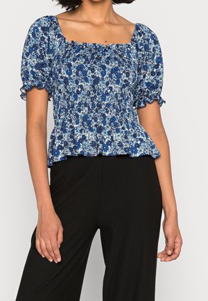 Modrý květinový top se čtvercovým výstřihem, nafouklými rukávy a nařaseným živůtkem. Má peplum lem a složité květinové vzory.